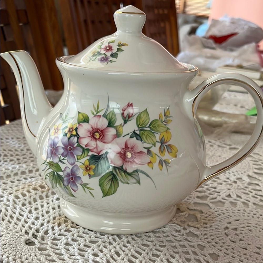 Sadler Floral Ceramic Teapot with Vibrant Design